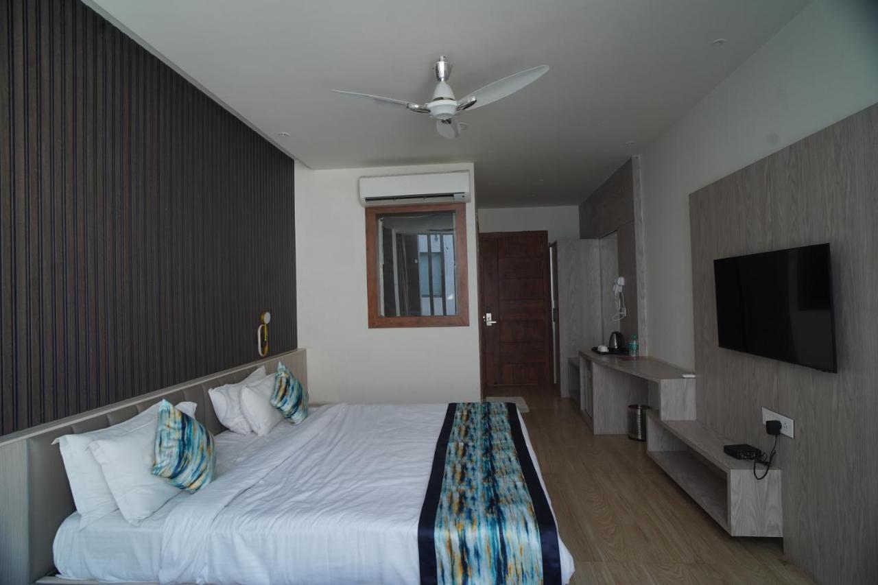 Familia Hotel And Banquets Lucknow Eksteriør bilde
