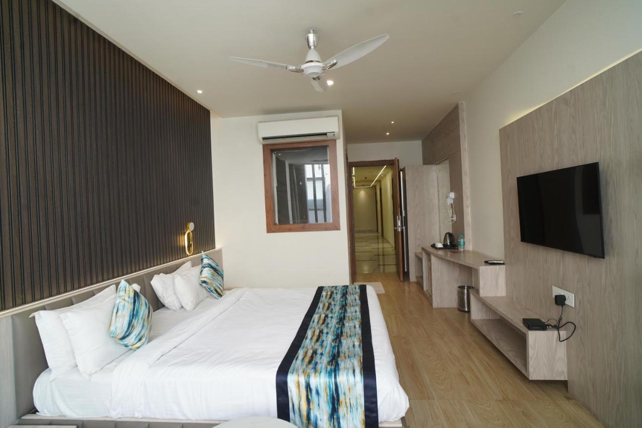 Familia Hotel And Banquets Lucknow Eksteriør bilde