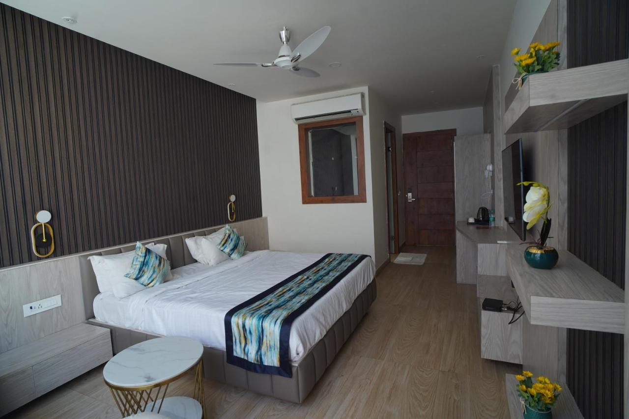 Familia Hotel And Banquets Lucknow Eksteriør bilde