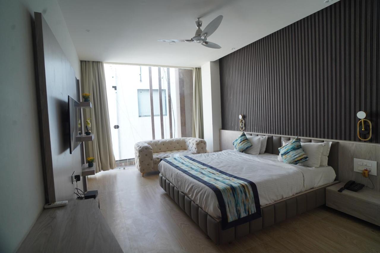 Familia Hotel And Banquets Lucknow Eksteriør bilde
