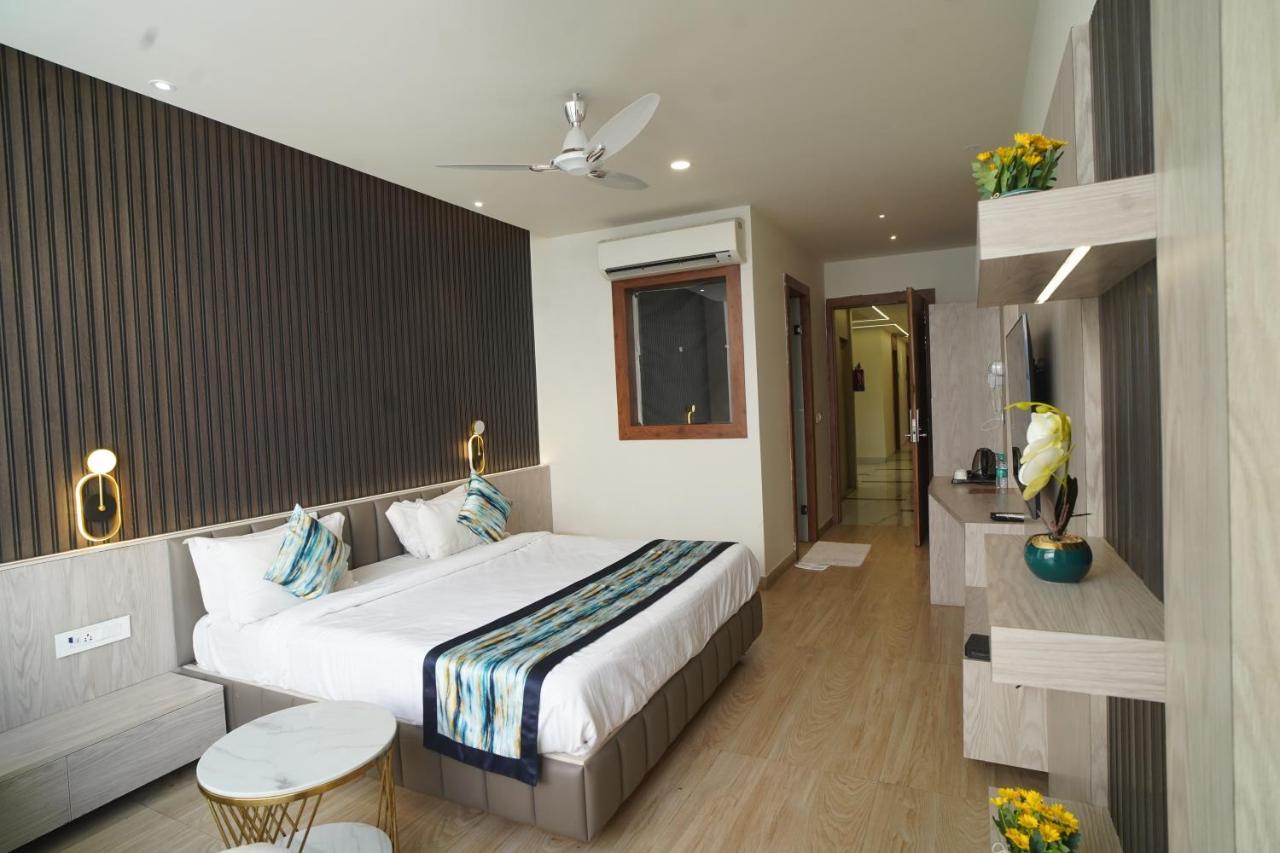 Familia Hotel And Banquets Lucknow Eksteriør bilde