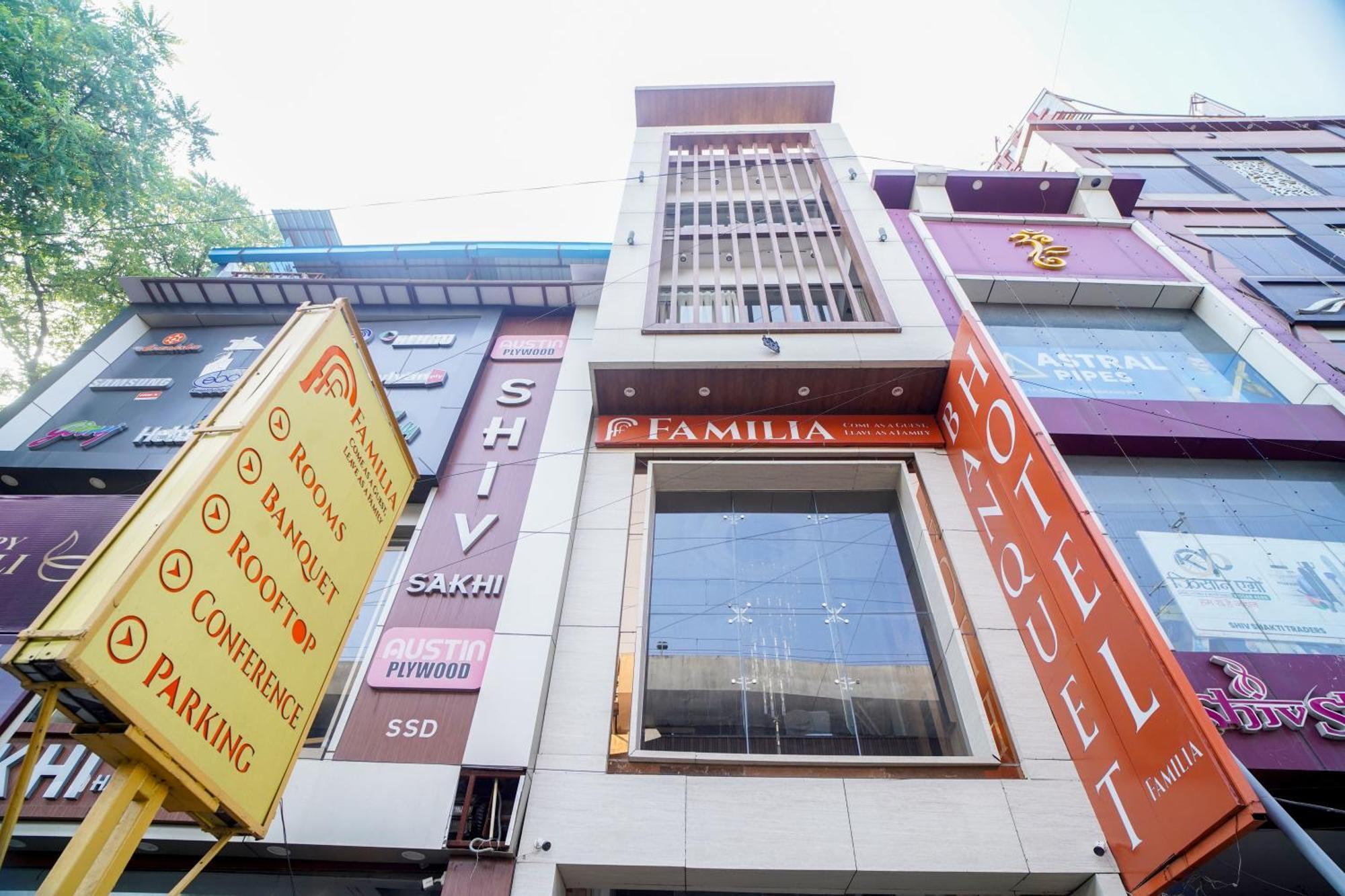 Familia Hotel And Banquets Lucknow Eksteriør bilde