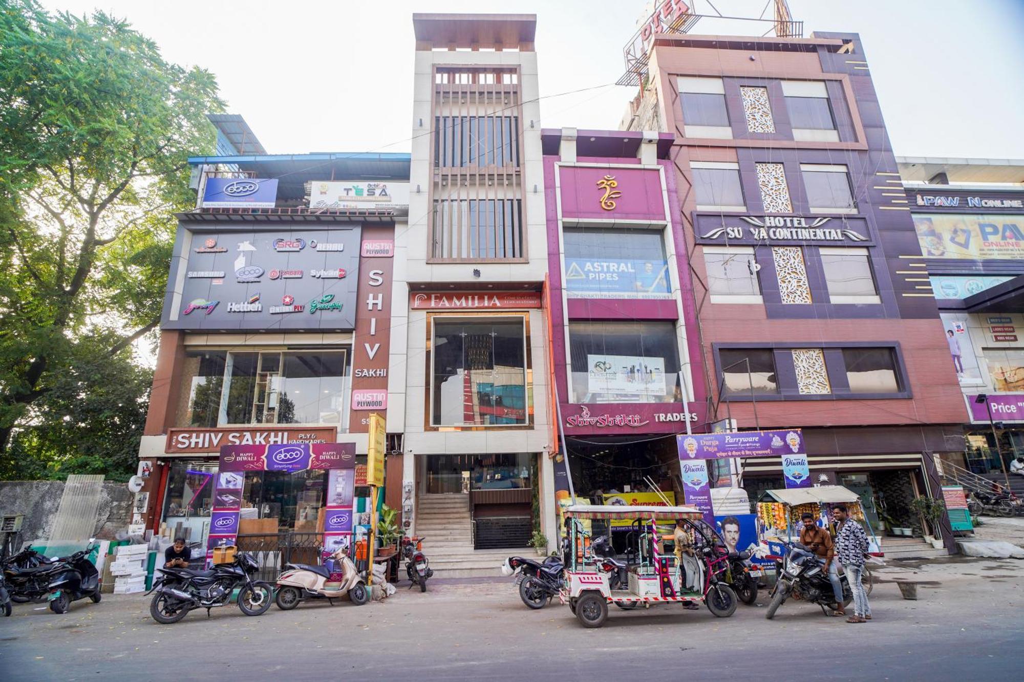 Familia Hotel And Banquets Lucknow Eksteriør bilde