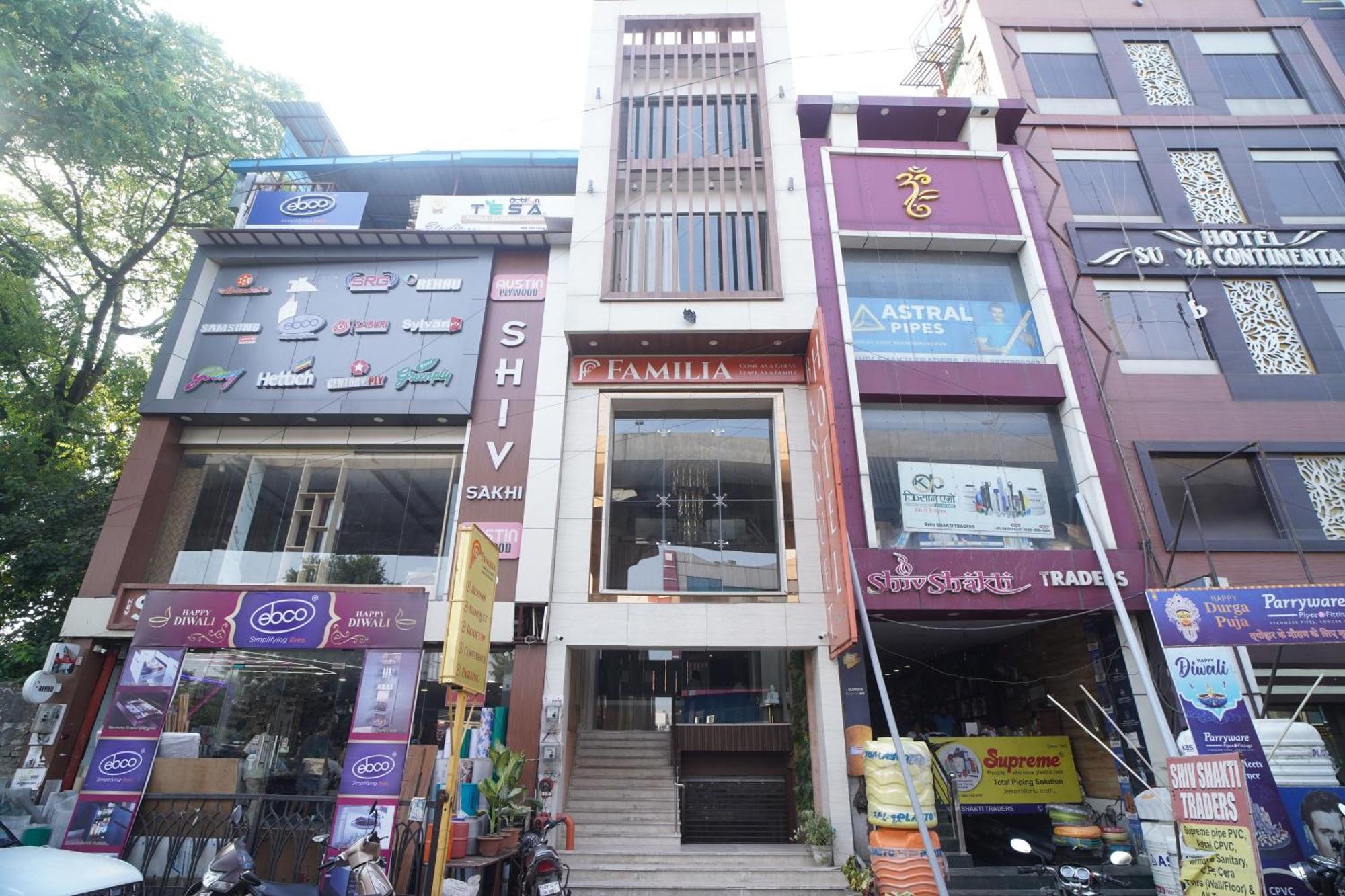 Familia Hotel And Banquets Lucknow Eksteriør bilde