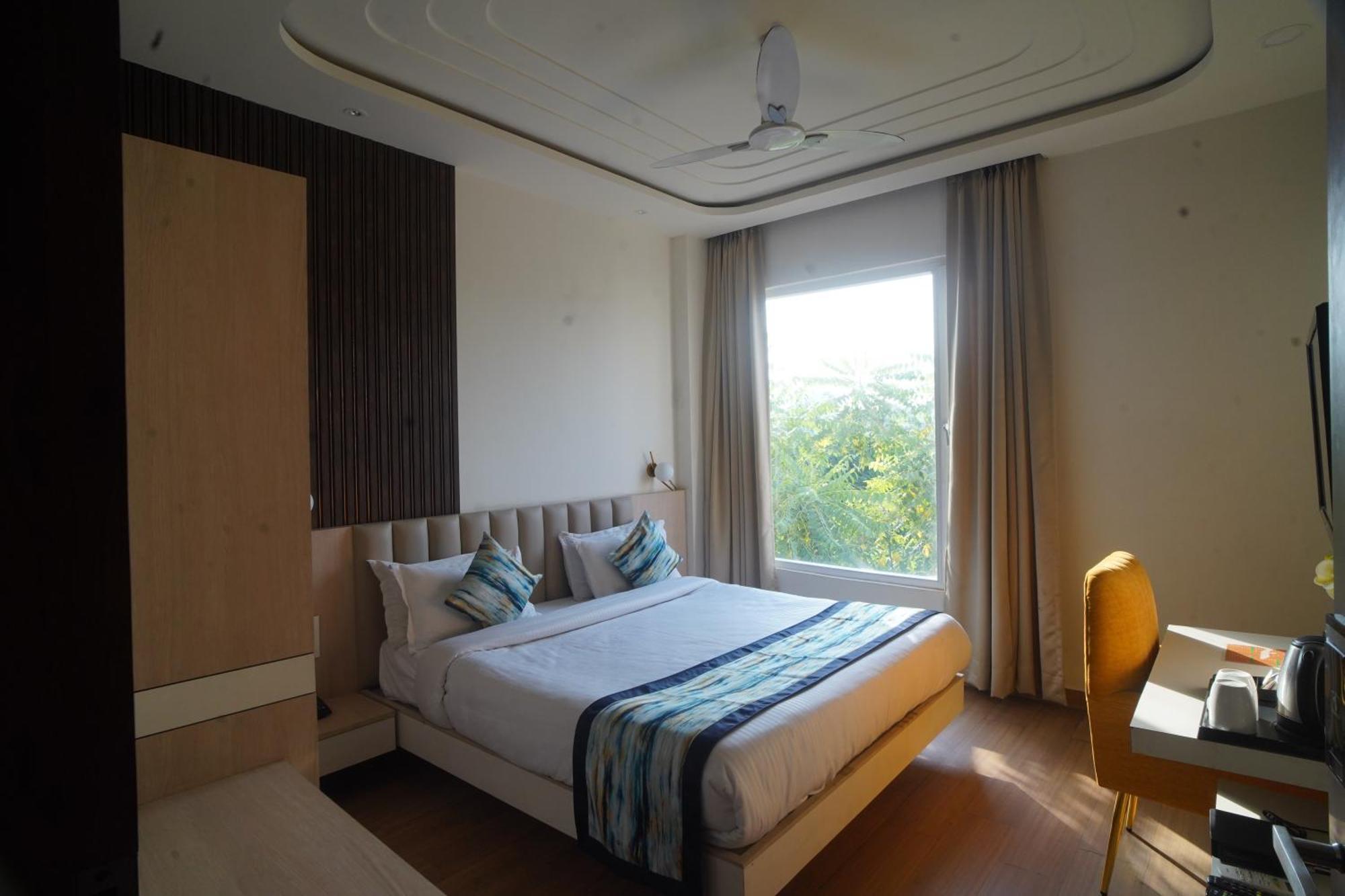 Familia Hotel And Banquets Lucknow Eksteriør bilde
